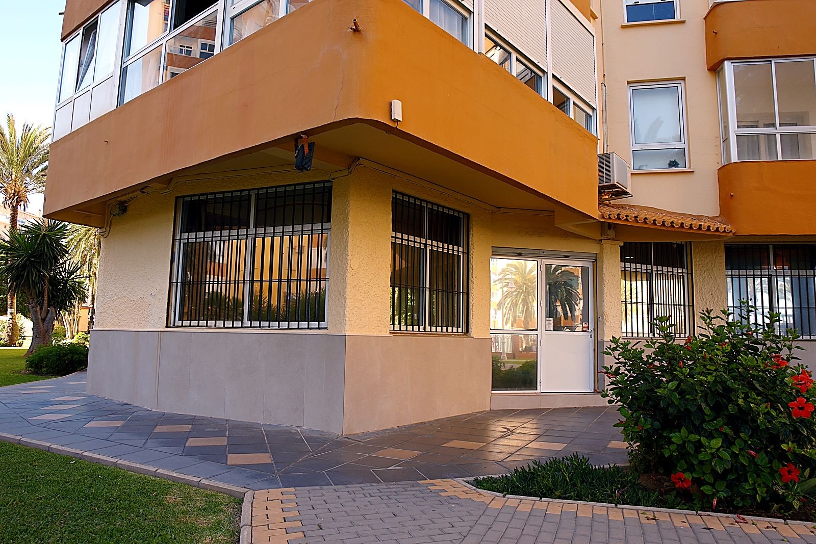 Fachada del local en la Av. Torre Ladeada