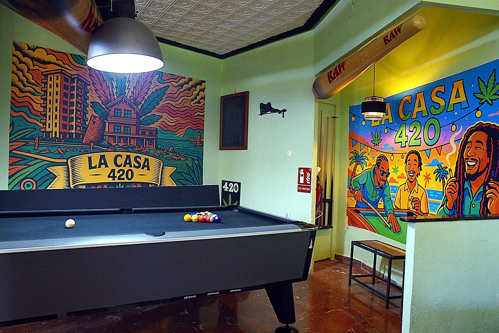 La sala de juegos, con billar y los murales de La Casa 420
