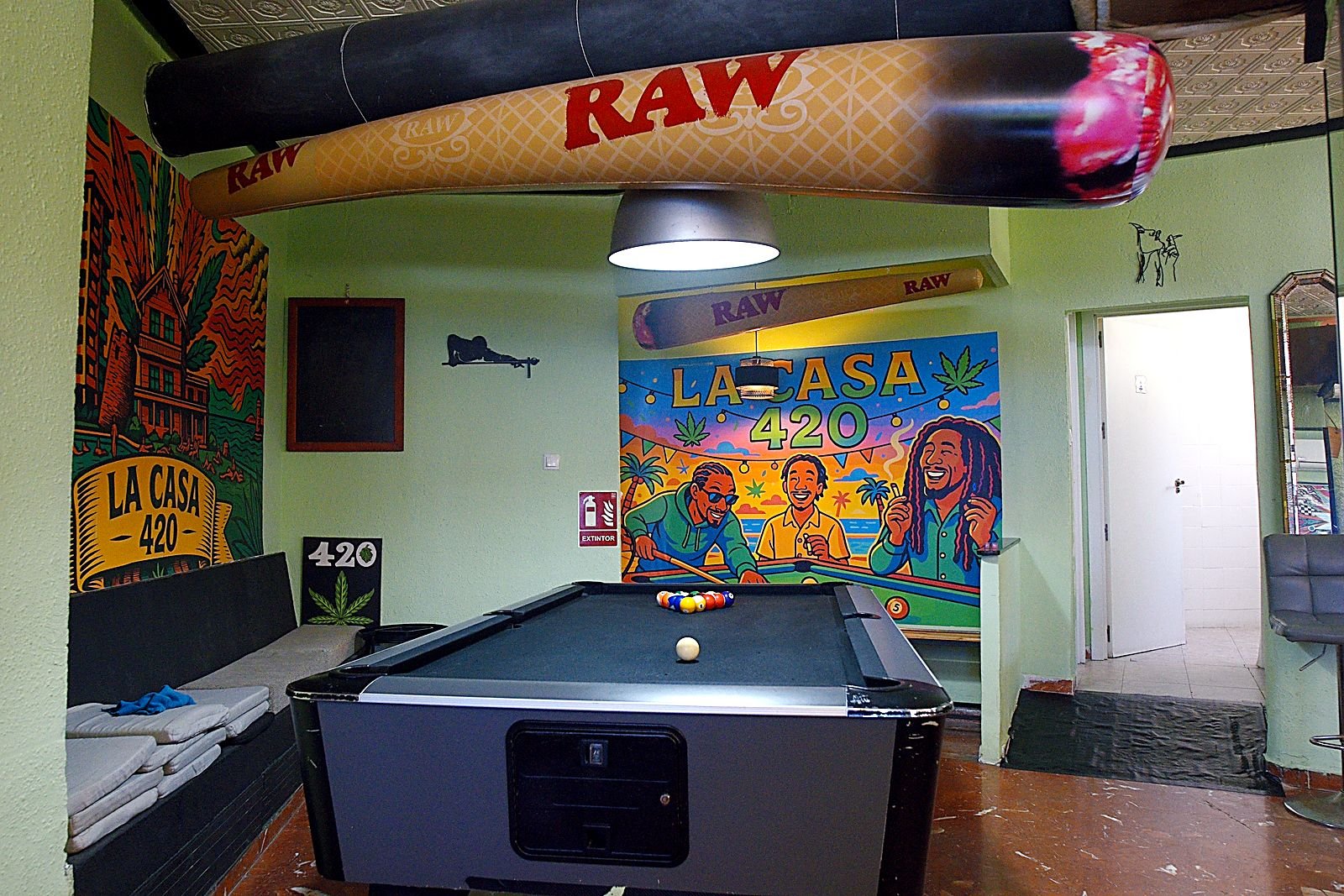 Sala de billar con el cono hinchable gigante