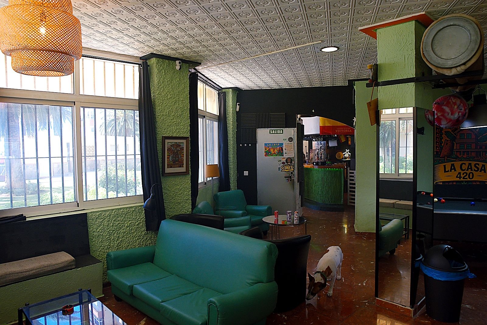 El salón del club: sofás y luz cálida